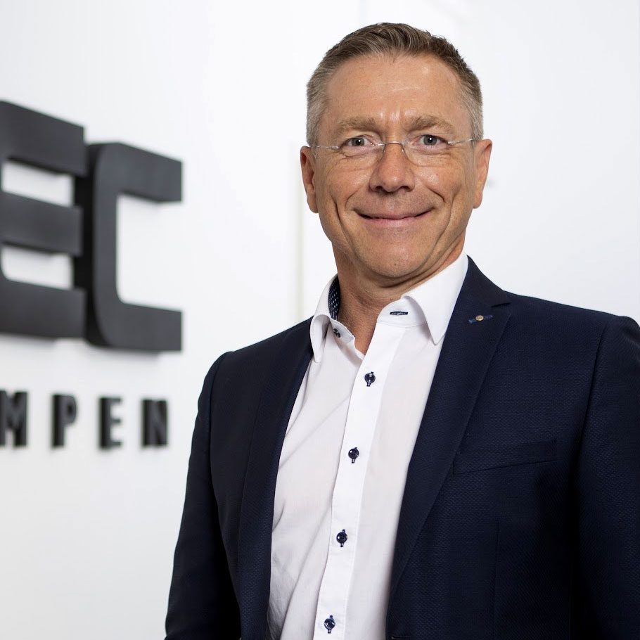 Ein Mann im Anzug