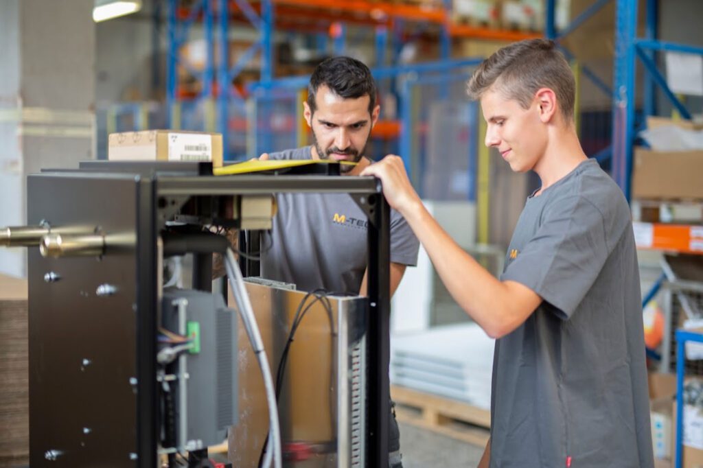 zwei Männer arbeiten an einem Gerät