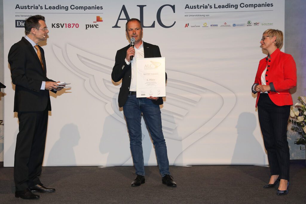Peter Huemer mit dem Zertifikat von Austria's Leading Companies