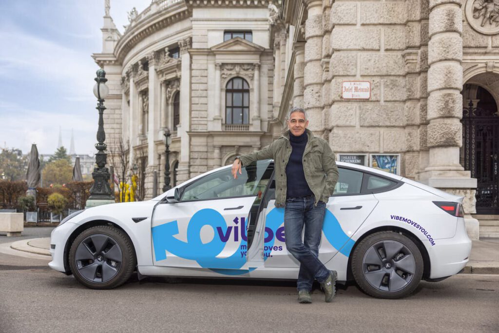 ein Mann lehnt sich an sein Auto
