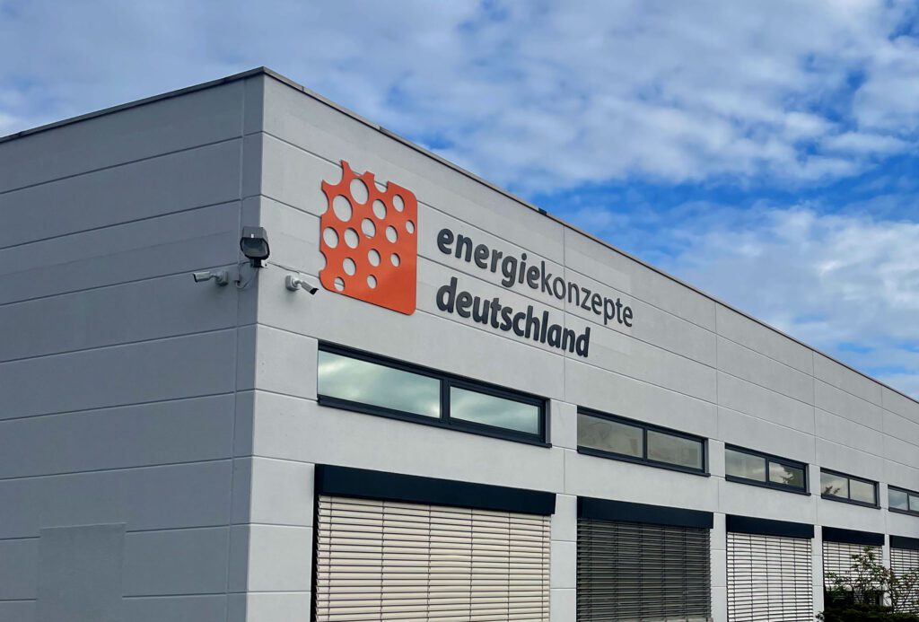 ein Gebäude mit dem Logo von energiekonzepte auf dem Dach