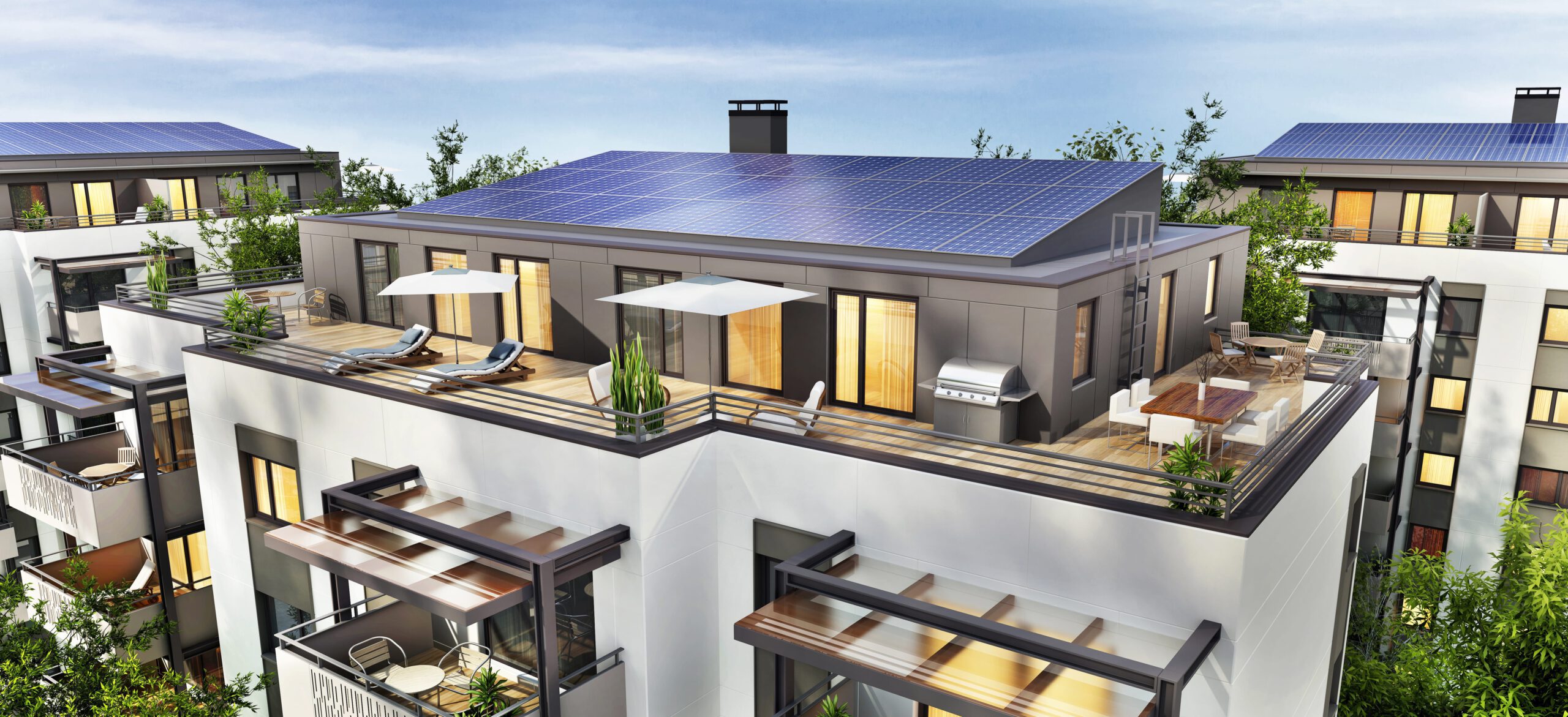 Mehrfamilienhaus mit Balkon und Sonnenkollektoren auf dem Dach